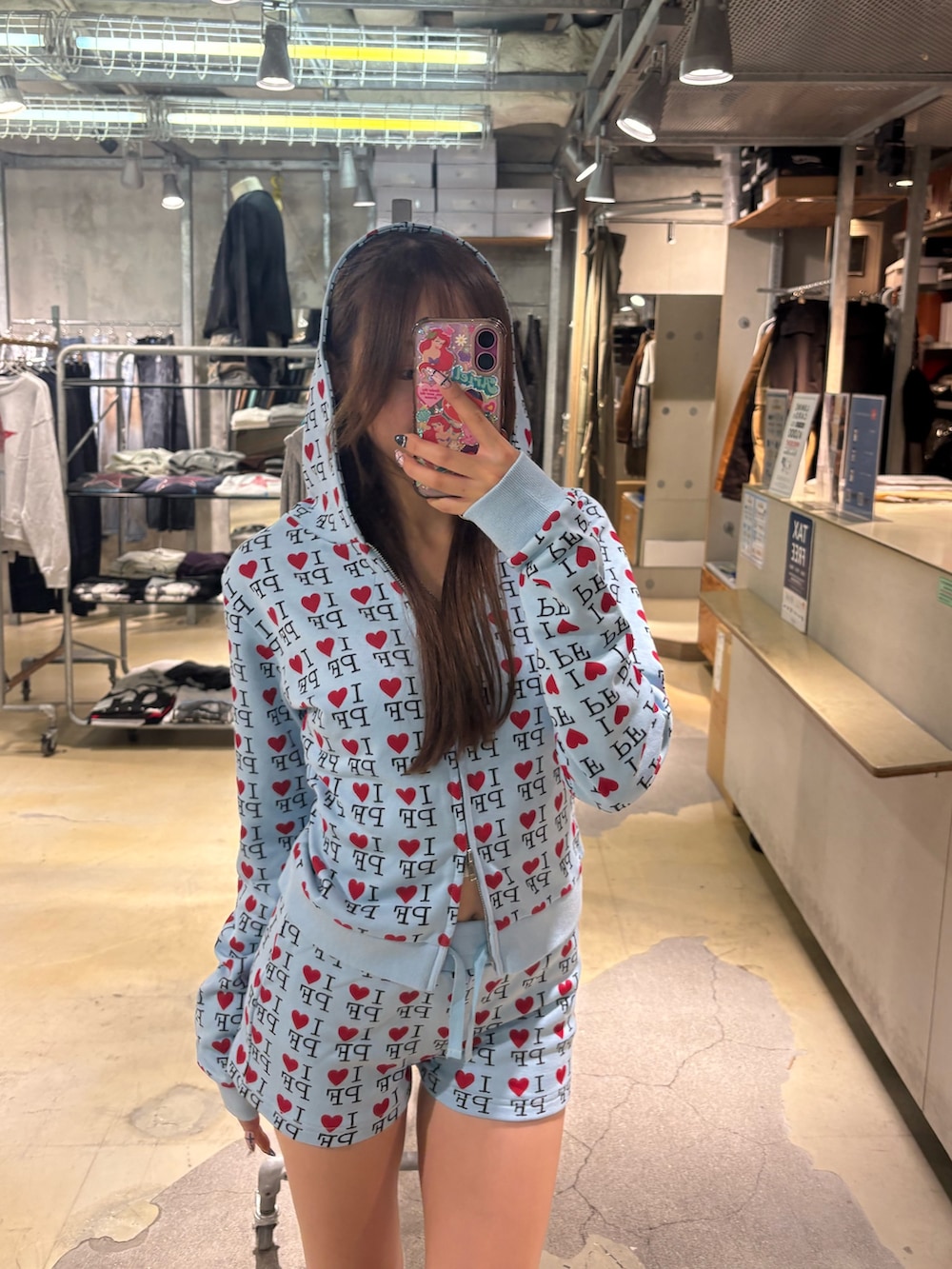 ブルー系のパーカー、ブルー系のスウェットパンツ、ベージュ系のブーツを着用したレディースの秋コーディネートの3枚目の写真