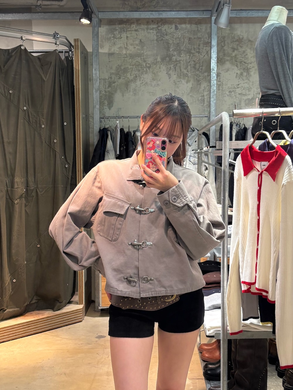 グレー系のミリタリージャケット、ブラック系のその他パンツ、ブラック系のブーツを着用したレディースの春コーディネートの2枚目の写真