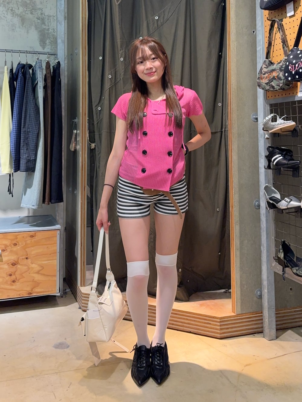 ピンク系のパーカー、ホワイト系のその他パンツ、ブラック系のスニーカーを着用したレディースの夏コーディネートの2枚目の写真
