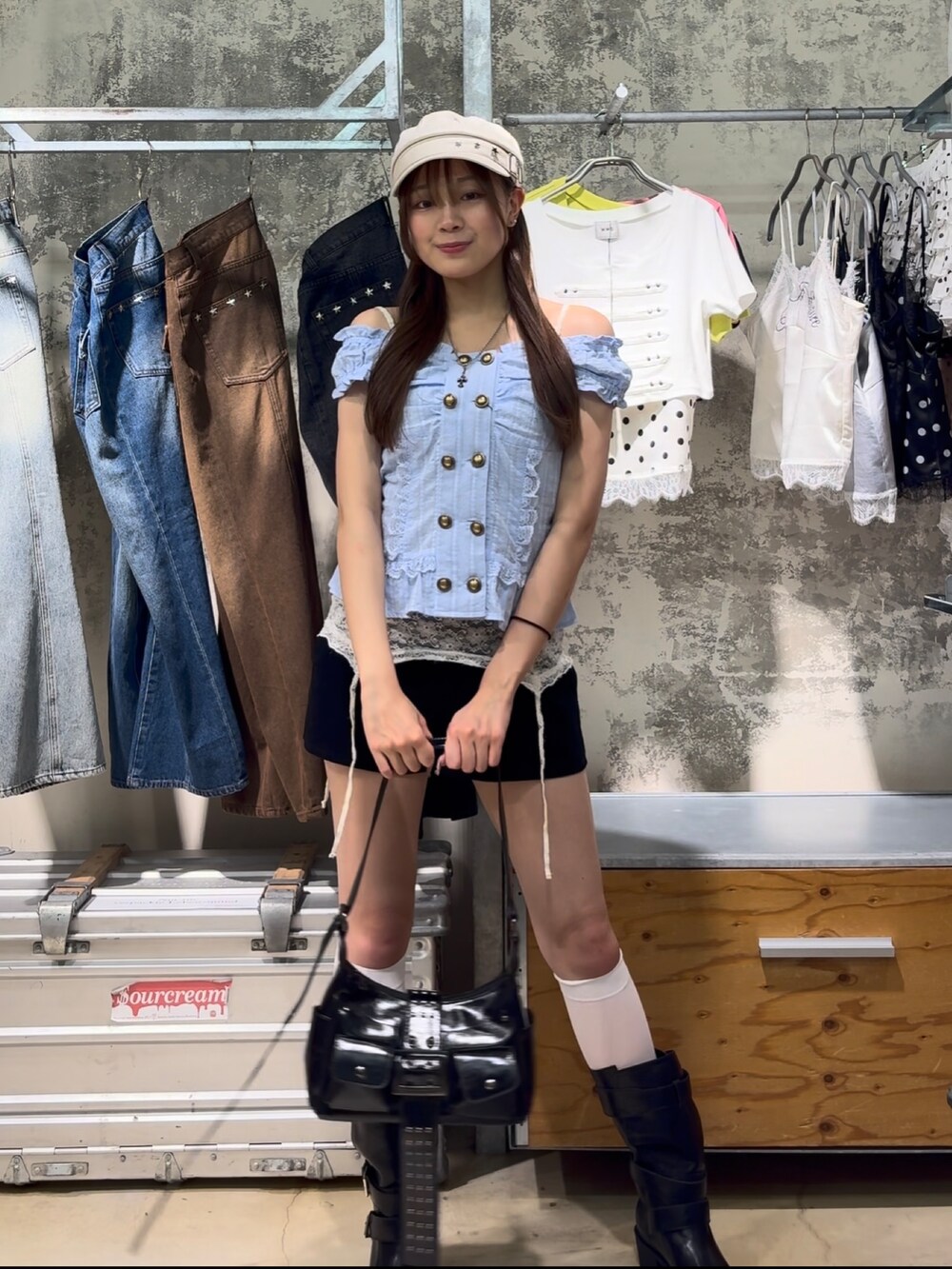 ブルー系のシャツ/ブラウス、ホワイト系のキャミソール、ブラック系のその他パンツを着用したレディースの夏コーディネートの2枚目の写真