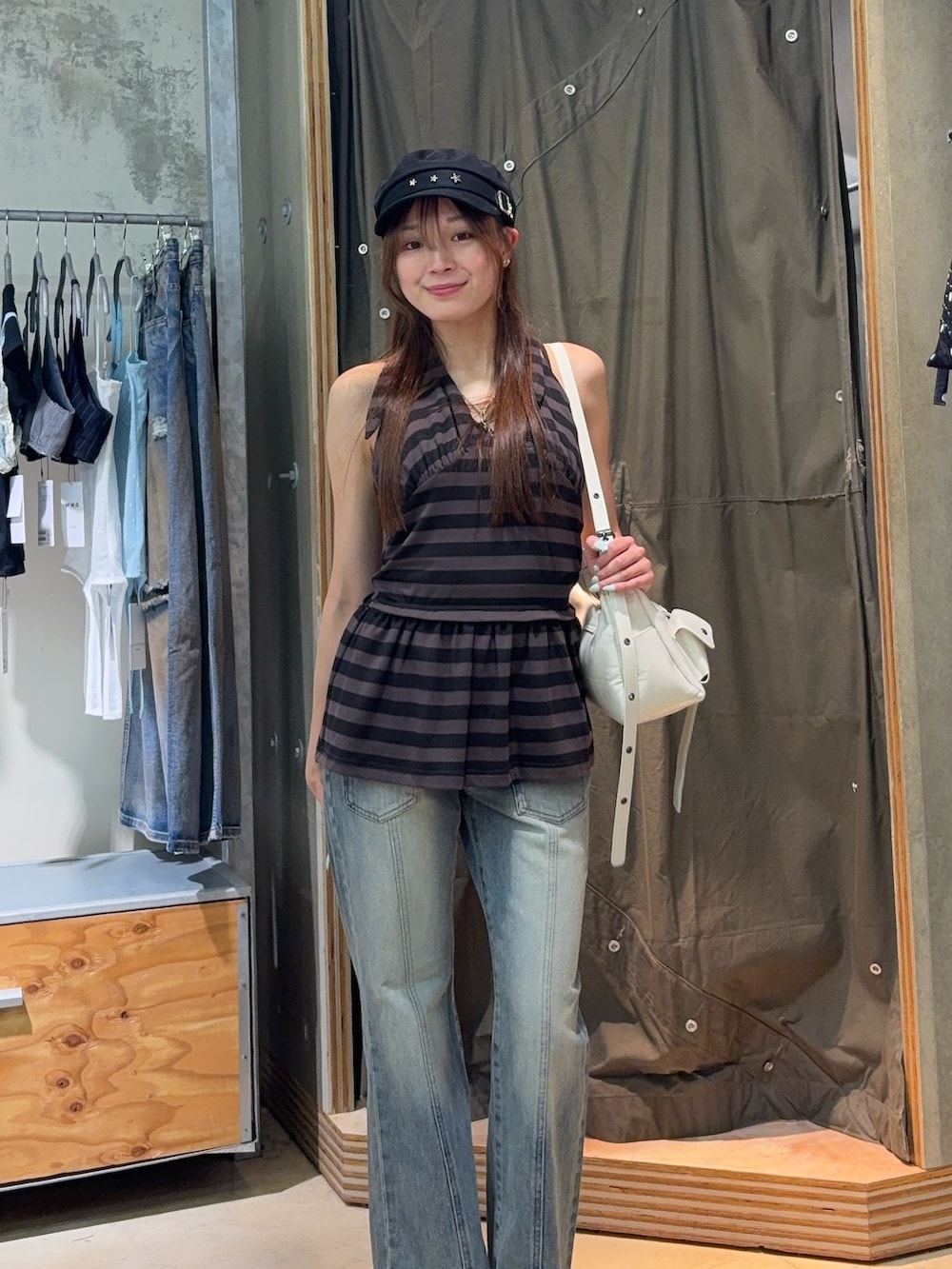 グレー系のワンピース、ブルー系のデニムパンツ、イエロー系のパンプスを着用したレディースの夏コーディネートの2枚目の写真