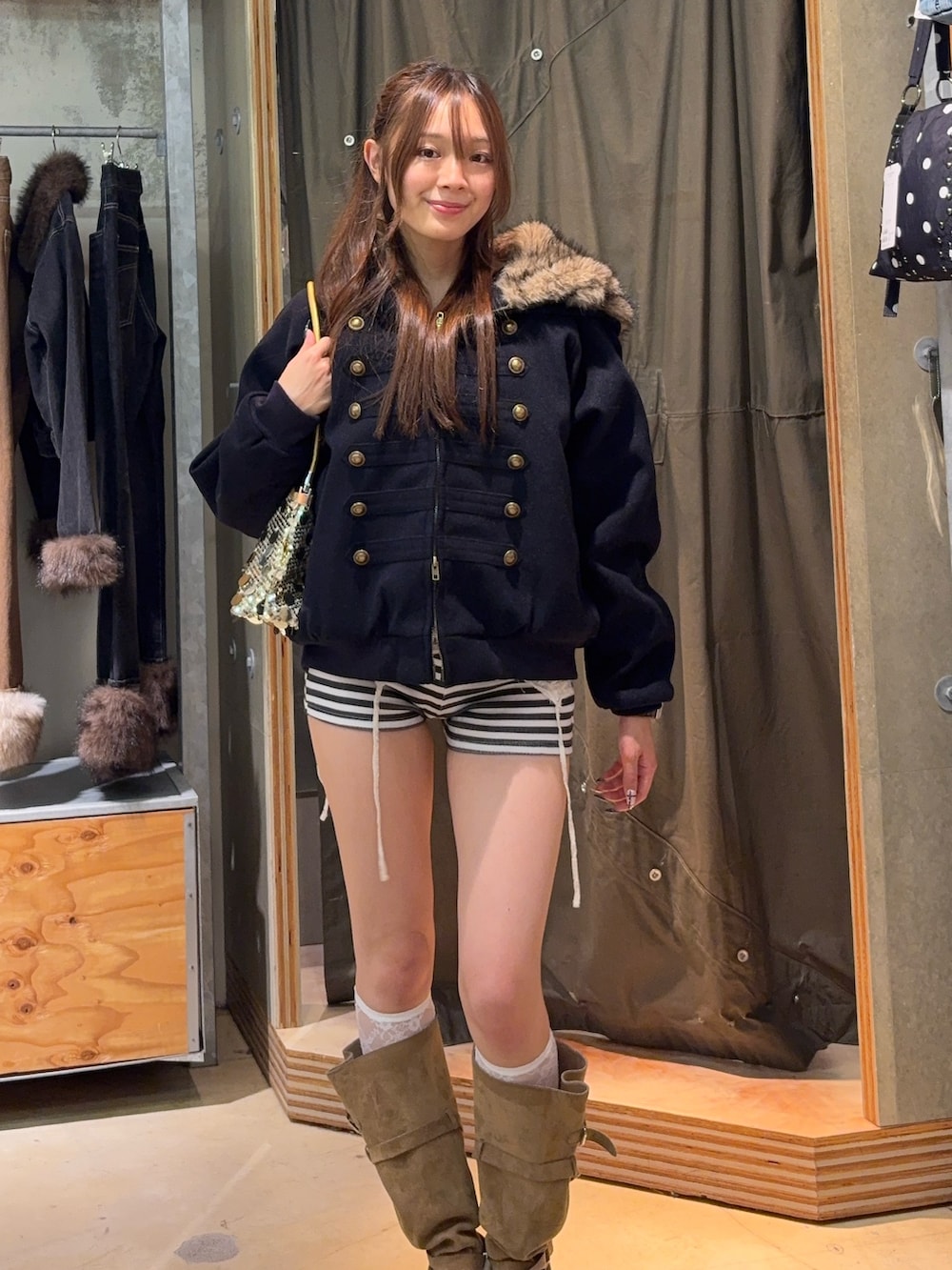 ブルー系のブルゾン、ホワイト系のその他パンツ、ホワイト系のキャミソールを着用したレディースの秋コーディネートの2枚目の写真