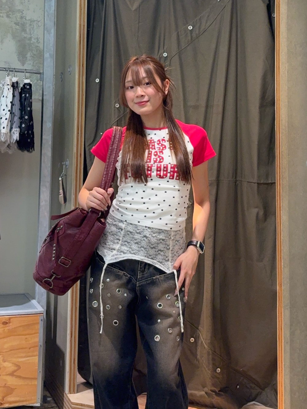 ピンク系のTシャツ/カットソー、ホワイト系のキャミソール、ブルー系のデニムパンツを着用したレディースの夏コーディネートの2枚目の写真