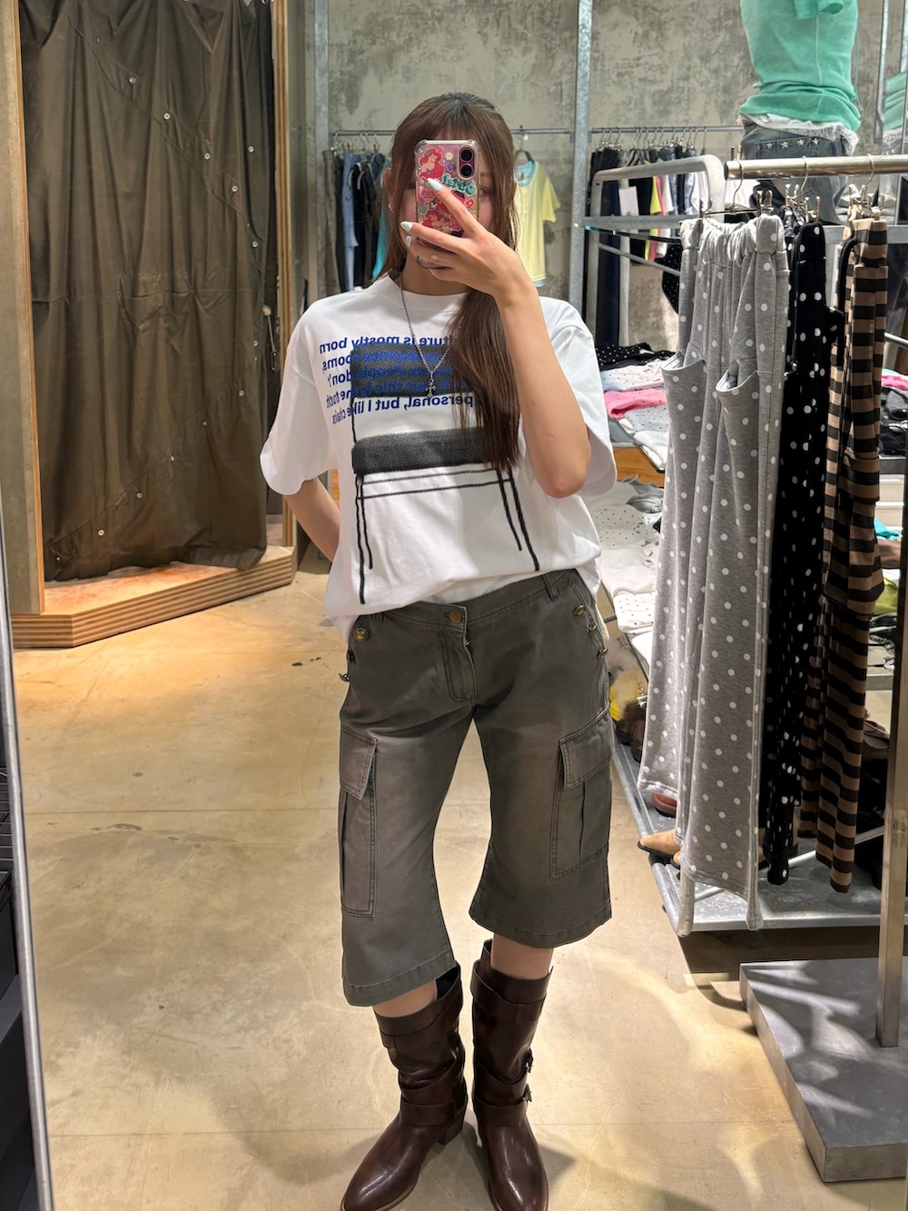 ホワイト系のTシャツ/カットソー、グレー系のその他パンツ、ブラウン系のブーツを着用したレディースの夏コーディネートの2枚目の写真