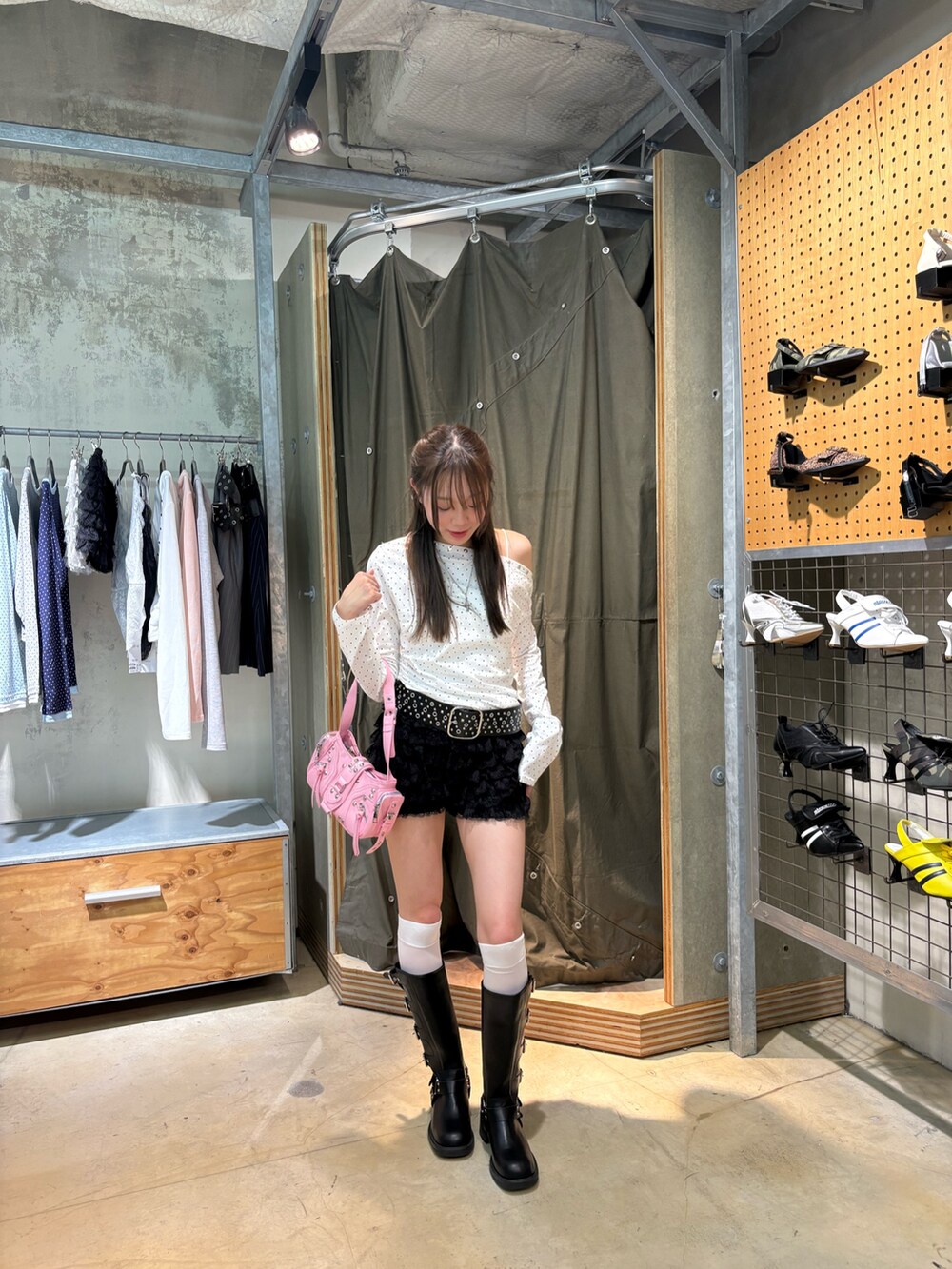 ホワイト系のTシャツ/カットソー、ブラック系のその他パンツ、ピンク系のショルダーバッグを着用したレディースの春コーディネートの2枚目の写真