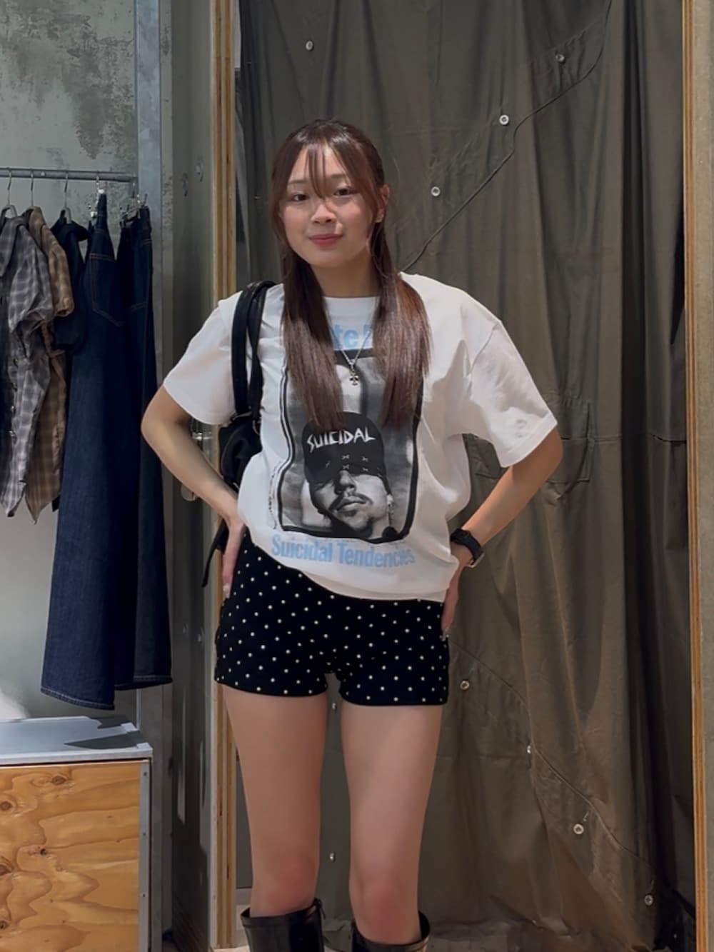 ホワイト系のTシャツ/カットソー、ブラック系のその他パンツを着用したレディースの春コーディネートの2枚目の写真