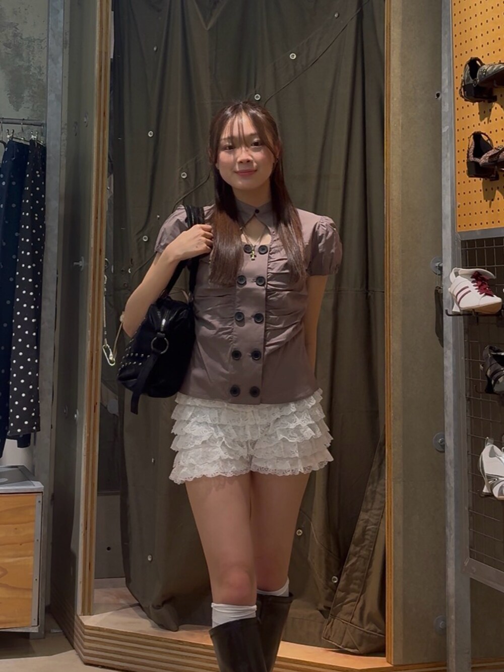 グレー系のシャツ/ブラウス、ホワイト系のその他パンツ、ブラック系のショルダーバッグを着用したレディースの春コーディネートの2枚目の写真