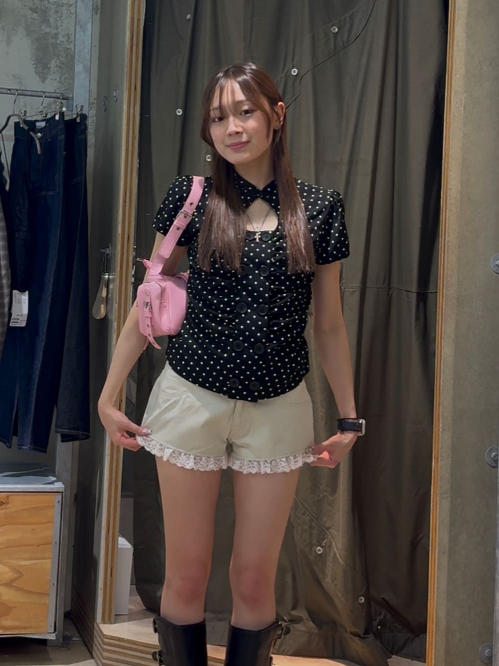 ブラック系のシャツ/ブラウス、ホワイト系のその他パンツ、ピンク系のショルダーバッグを着用したレディースの春コーディネートの2枚目の写真