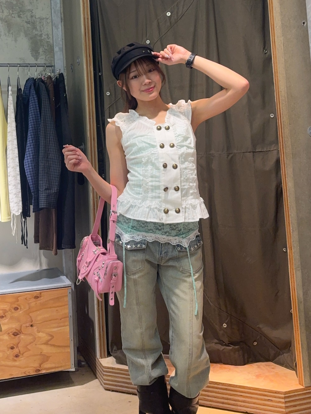 ホワイト系のシャツ/ブラウス、グリーン系のキャミソール、ブルー系のデニムパンツを着用したレディースの夏コーディネートの2枚目の写真