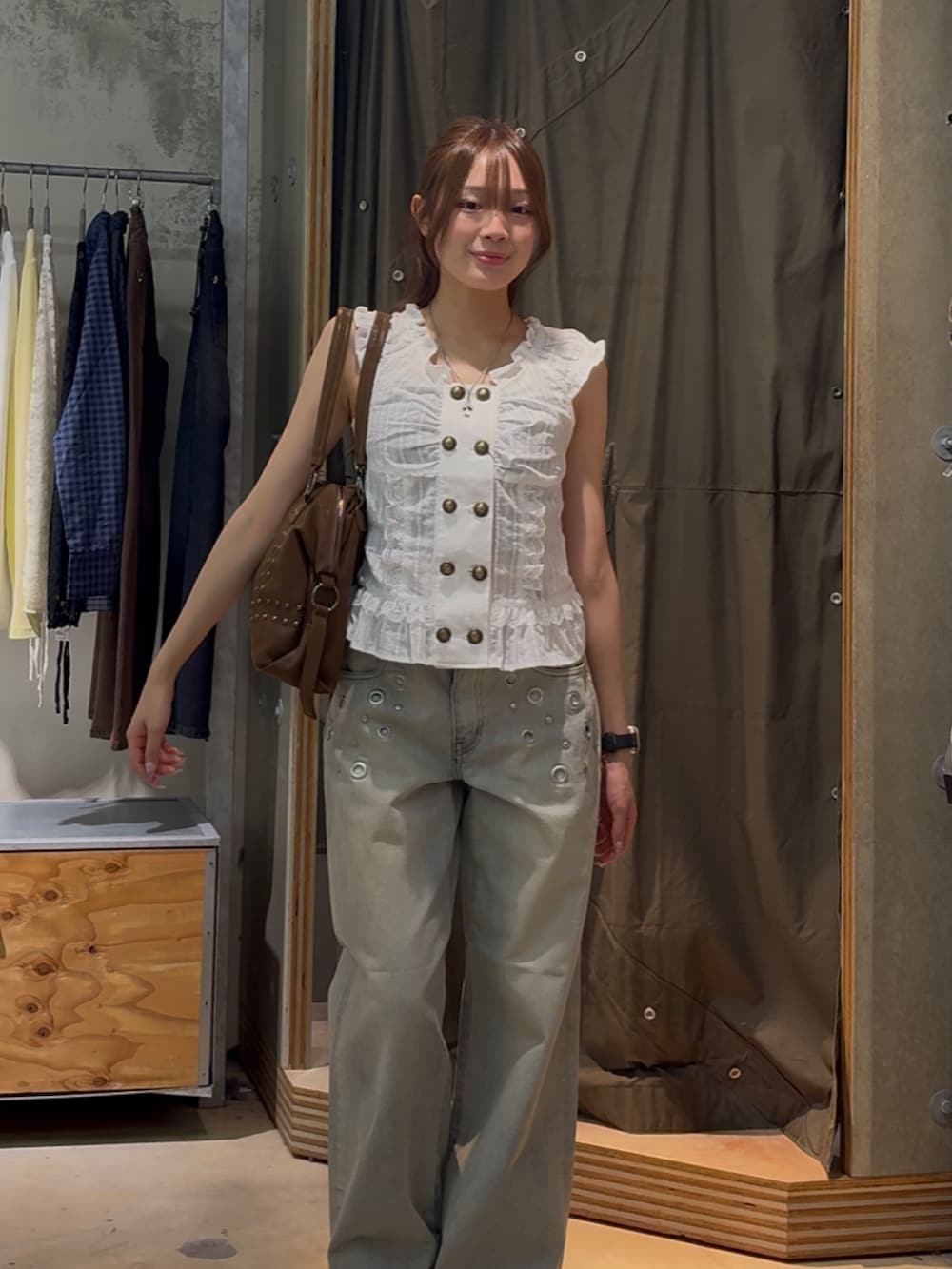 ホワイト系のシャツ/ブラウス、ブルー系のデニムパンツ、ブラウン系のショルダーバッグを着用したレディースの夏コーディネートの2枚目の写真