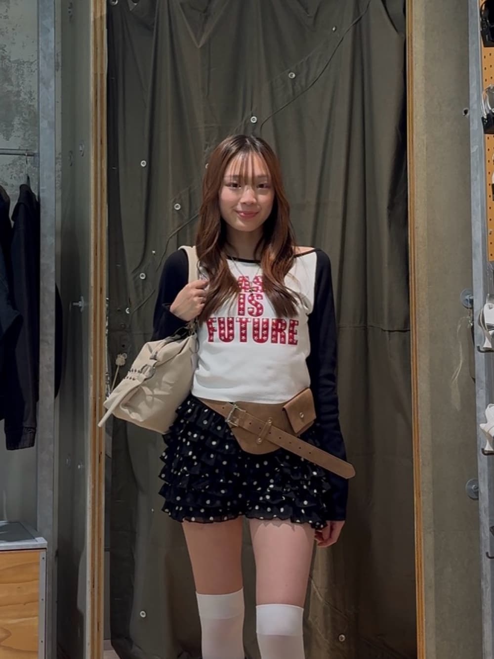 ブラック系のTシャツ/カットソー、ホワイト系のショルダーバッグ、ブラック系のその他パンツを着用したレディースの春コーディネートの2枚目の写真