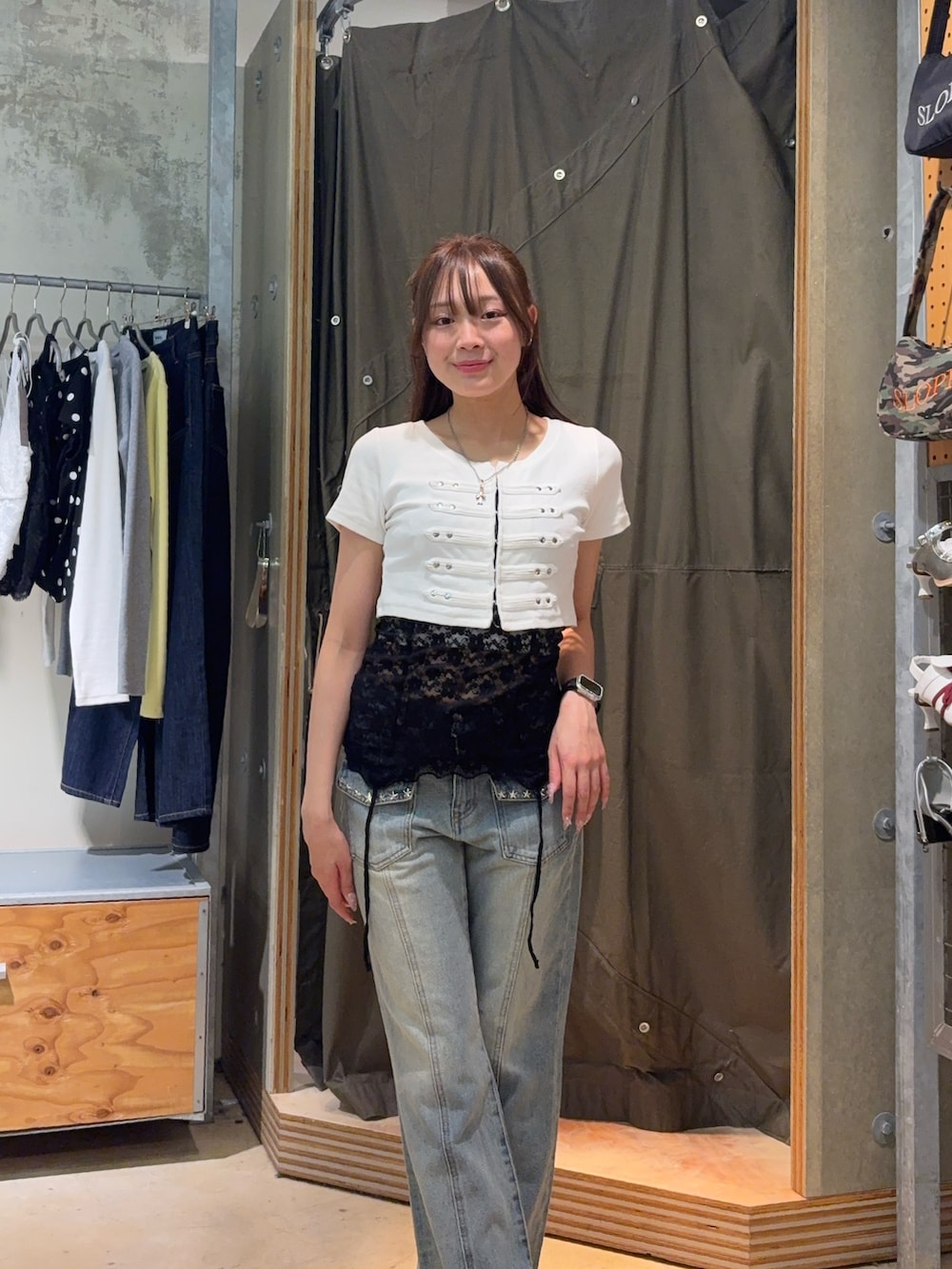 ホワイト系のTシャツ/カットソー、ブラック系のキャミソール、ブルー系のデニムパンツを着用したレディースの春コーディネートの2枚目の写真