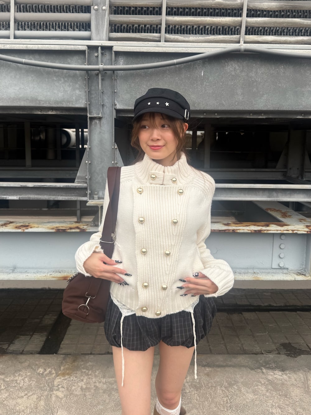 ホワイト系のニット/セーター、ブラウン系のその他パンツ、ブラウン系のショルダーバッグを着用したレディースの秋コーディネートの3枚目の写真