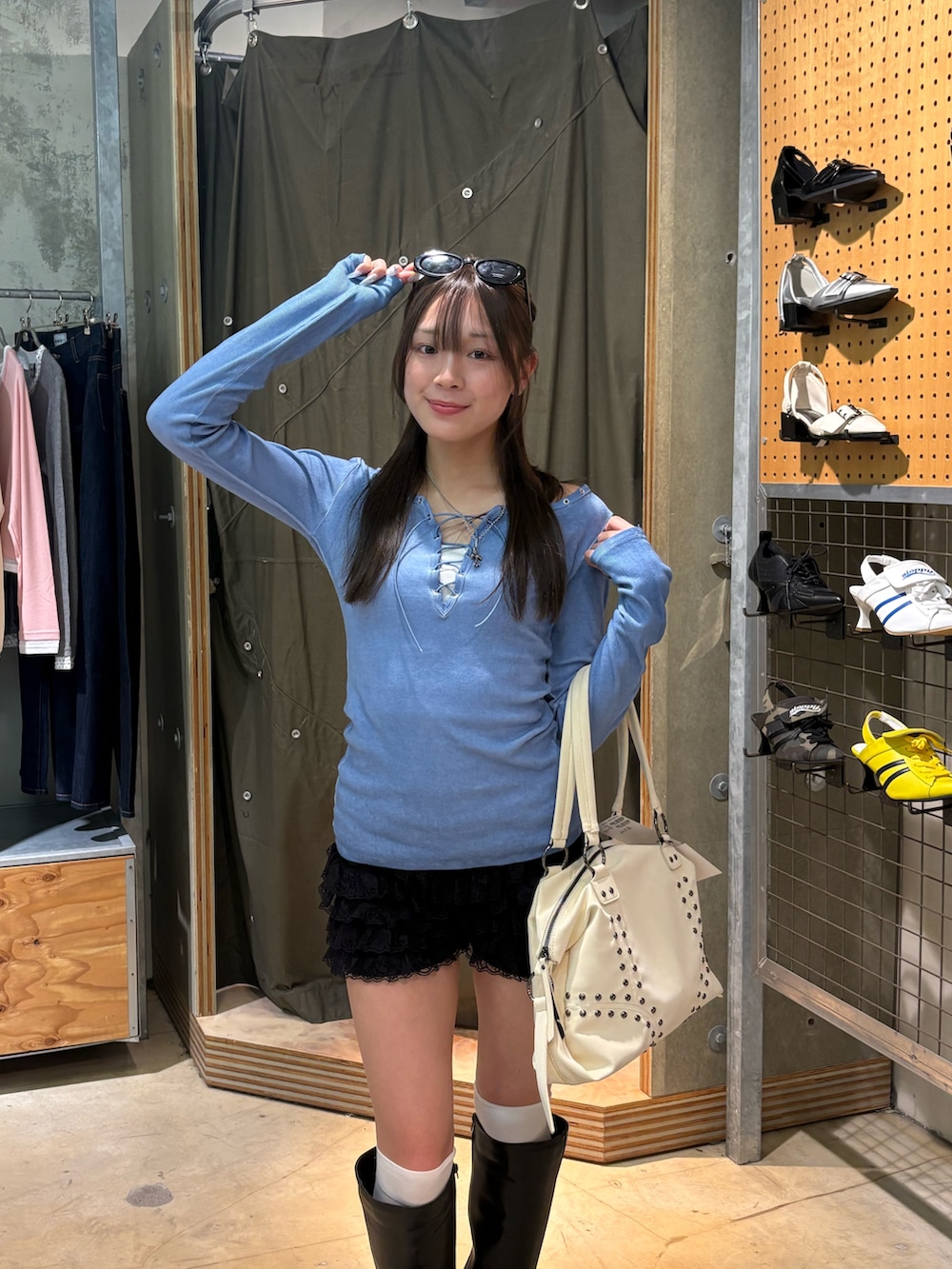 ブルー系のTシャツ/カットソー、ブラック系のその他パンツ、イエロー系のショルダーバッグを着用したレディースの春コーディネートの2枚目の写真