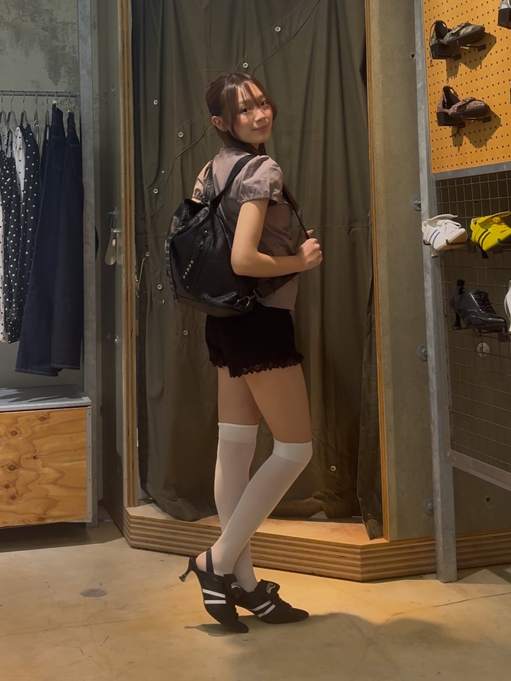 グレー系のシャツ/ブラウス、ブラック系のその他パンツを着用したレディースの春コーディネートの2枚目の写真