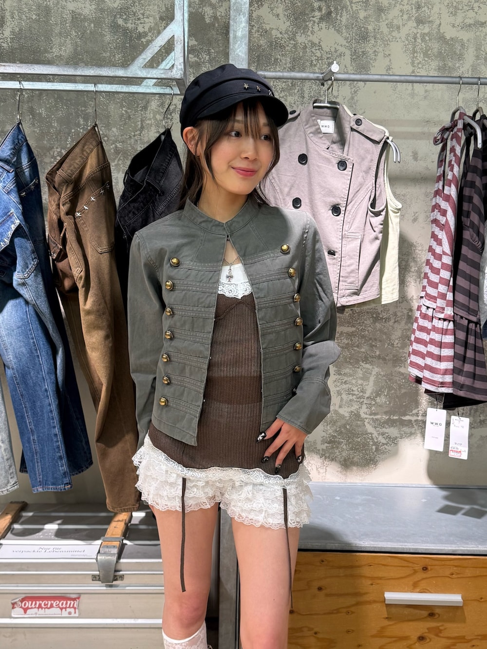 グレー系のその他アウター、ブラウン系のキャミソール、ホワイト系のその他パンツを着用したレディースの夏コーディネートの2枚目の写真