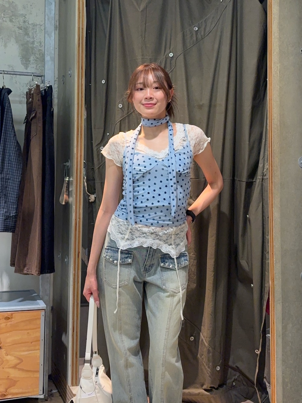 ブルー系のキャミソール、ホワイト系のTシャツ/カットソー、ブルー系のデニムパンツを着用したレディースの夏コーディネートの2枚目の写真