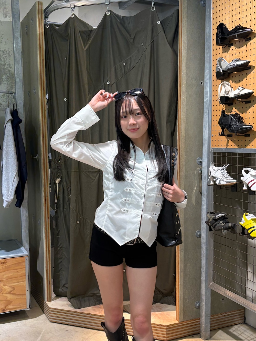 ホワイト系のシャツ/ブラウス、ブラック系のその他パンツ、ブラック系のブーツを着用したレディースの春コーディネートの2枚目の写真