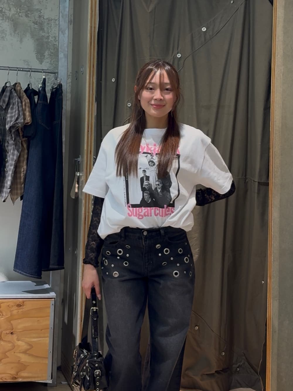 ホワイト系のTシャツ/カットソー、ブラック系のTシャツ/カットソー、ブラック系のデニムパンツを着用したレディースの春コーディネートの2枚目の写真