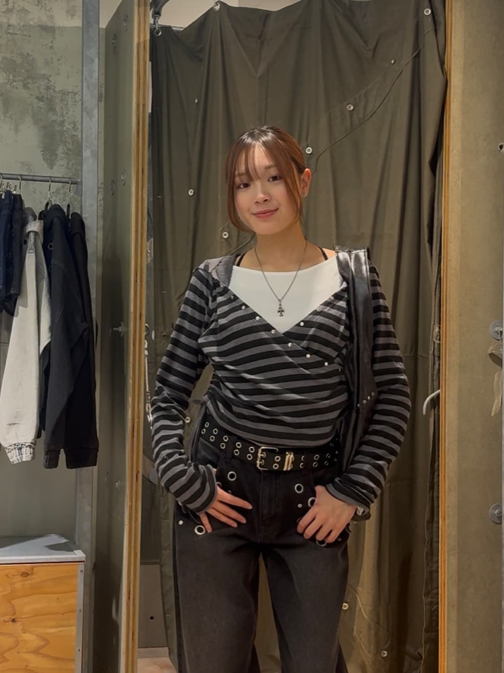 グレー系のパーカー、ブラック系のデニムパンツ、ベージュ系のローファーを着用したレディースの春コーディネートの2枚目の写真