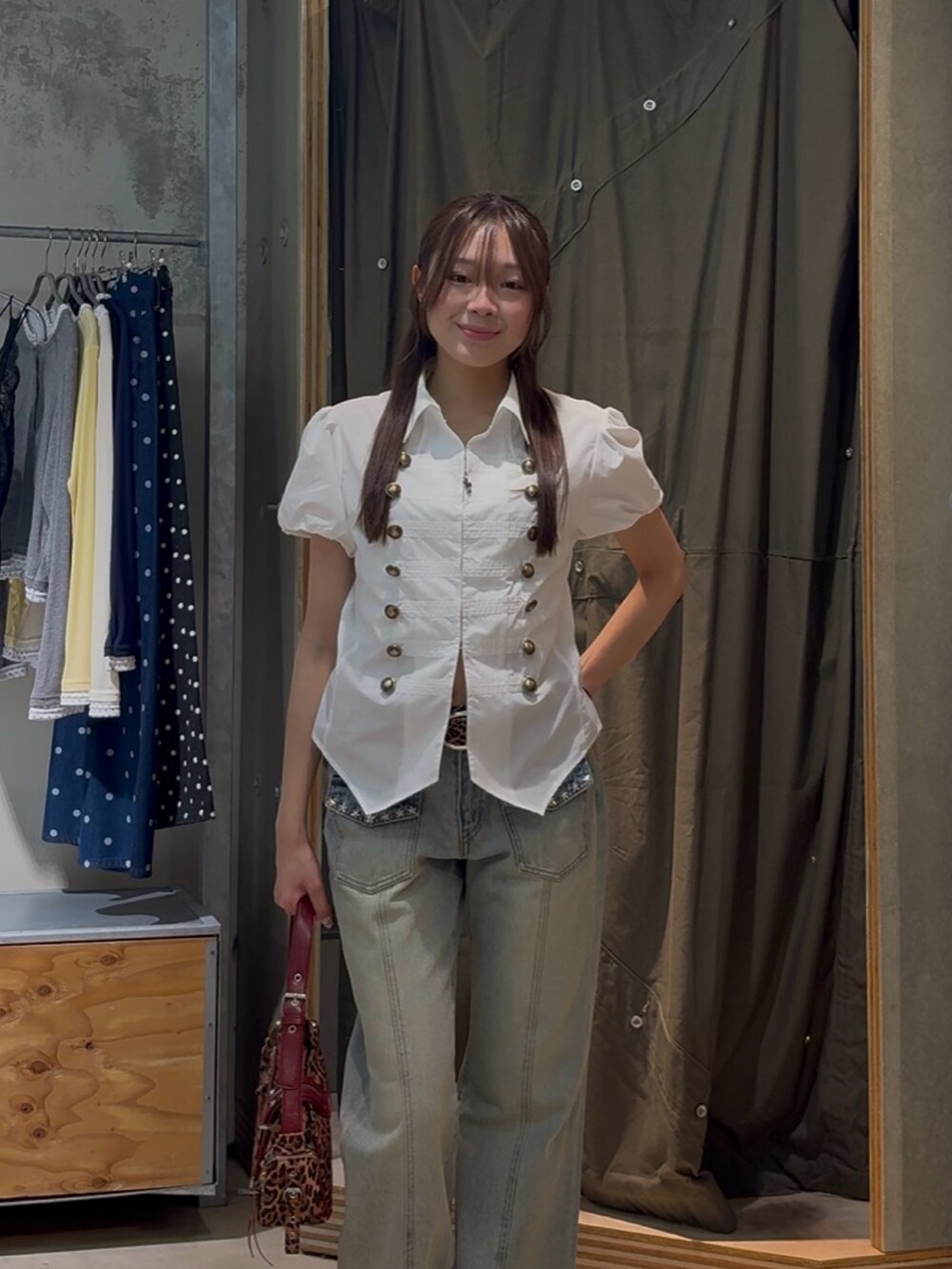 ホワイト系のシャツ/ブラウス、ブルー系のデニムパンツ、ブラウン系のショルダーバッグを着用したレディースの春コーディネートの2枚目の写真