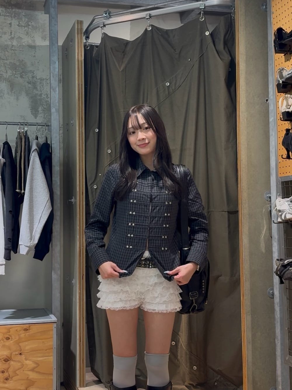 ブラック系のシャツ/ブラウス、ホワイト系のその他パンツ、ブラック系のブーツを着用したレディースの春コーディネートの2枚目の写真