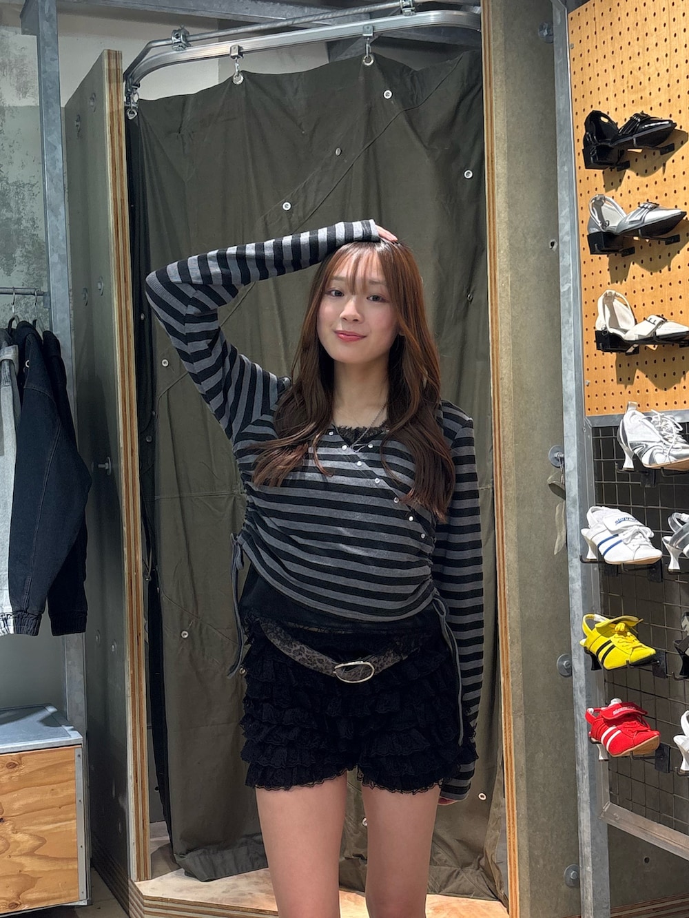 グレー系のパーカー、ブラック系のその他パンツを着用したレディースの春コーディネートの2枚目の写真