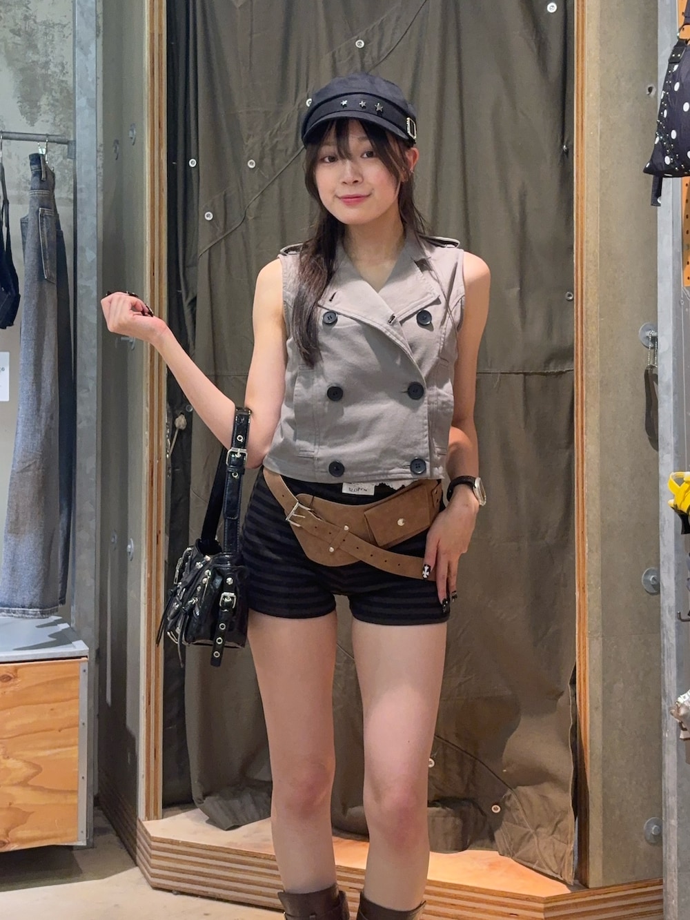 グレー系のその他アウター、ブラック系のその他パンツ、ブラウン系のブーツを着用したレディースの夏コーディネートの2枚目の写真