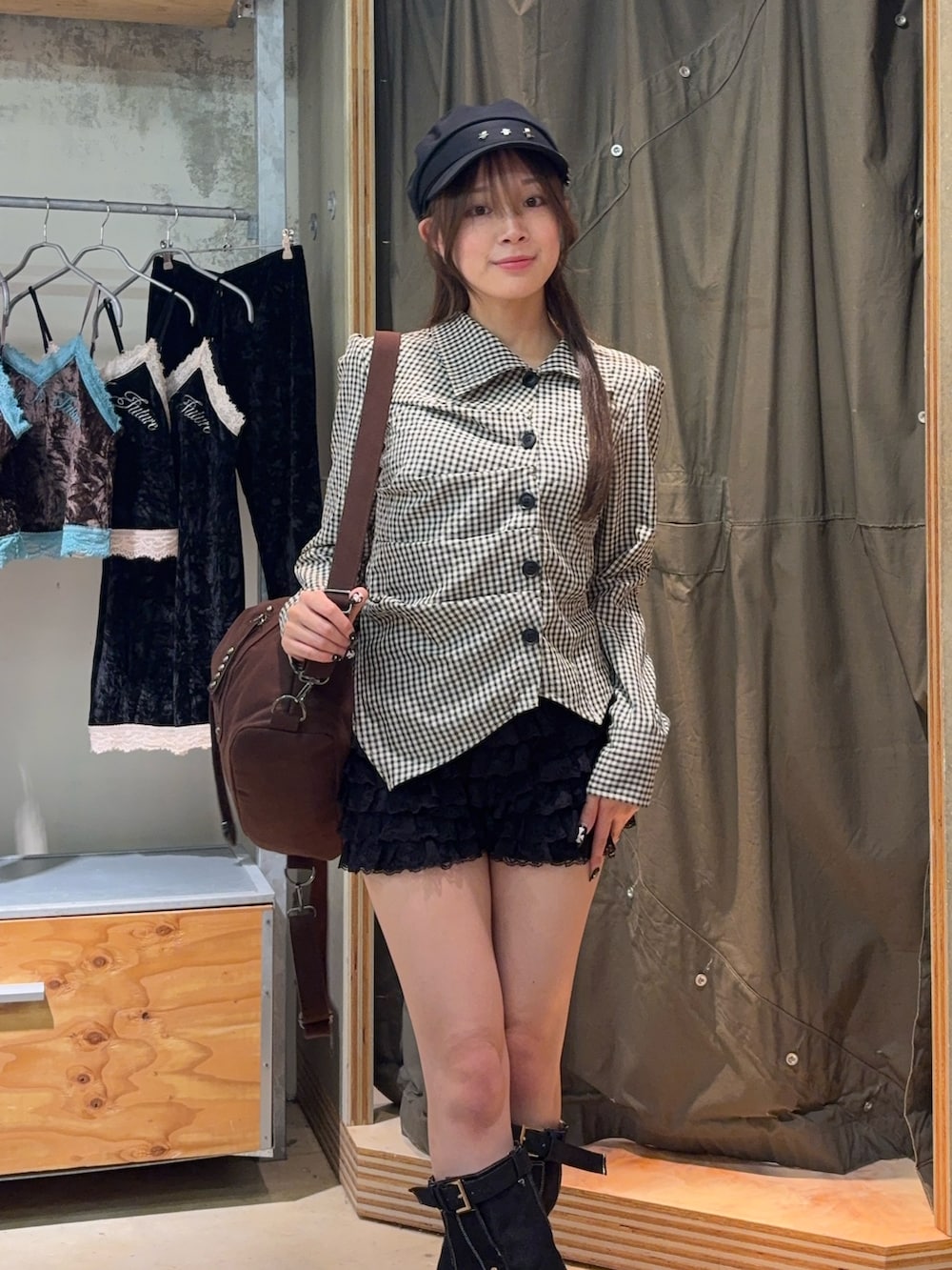 ベージュ系のシャツ/ブラウス、ブラック系のその他パンツ、ブラウン系のショルダーバッグを着用したレディースの夏コーディネートの2枚目の写真