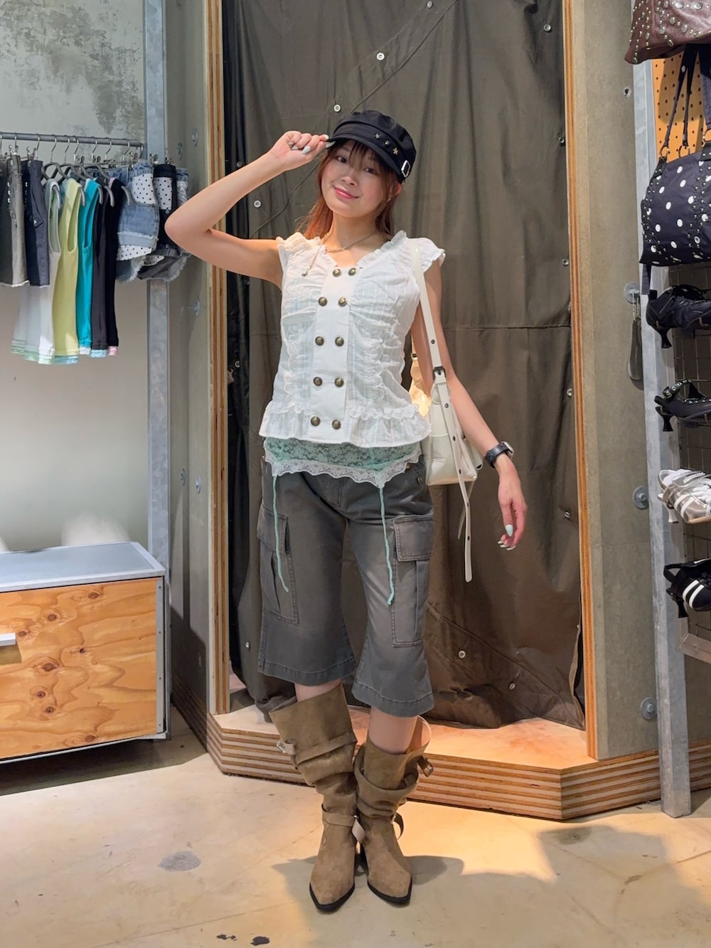 ホワイト系のシャツ/ブラウス、グリーン系のキャミソール、グレー系のその他パンツを着用したレディースの夏コーディネートの2枚目の写真