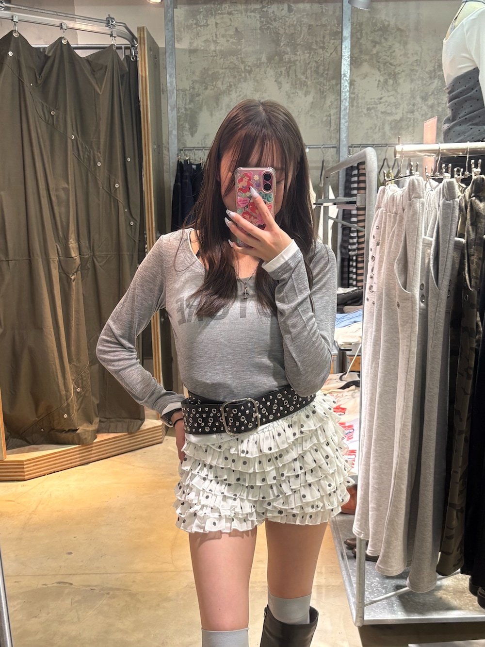 グレー系のTシャツ/カットソー、ホワイト系のその他パンツを着用したレディースの春コーディネートの2枚目の写真