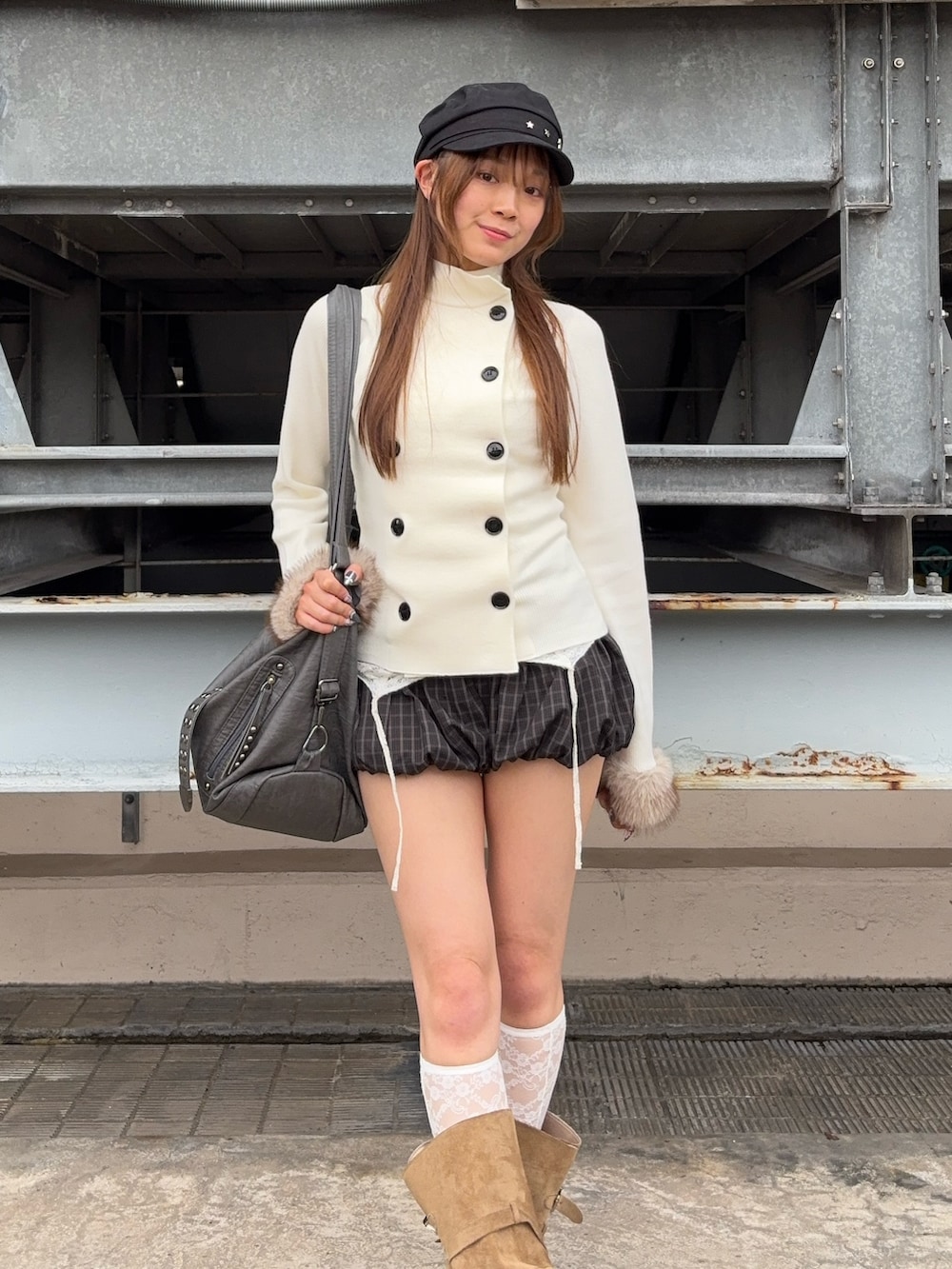 ホワイト系のニット/セーター、ブラウン系のその他パンツ、ベージュ系のブーツを着用したレディースの秋コーディネートの3枚目の写真