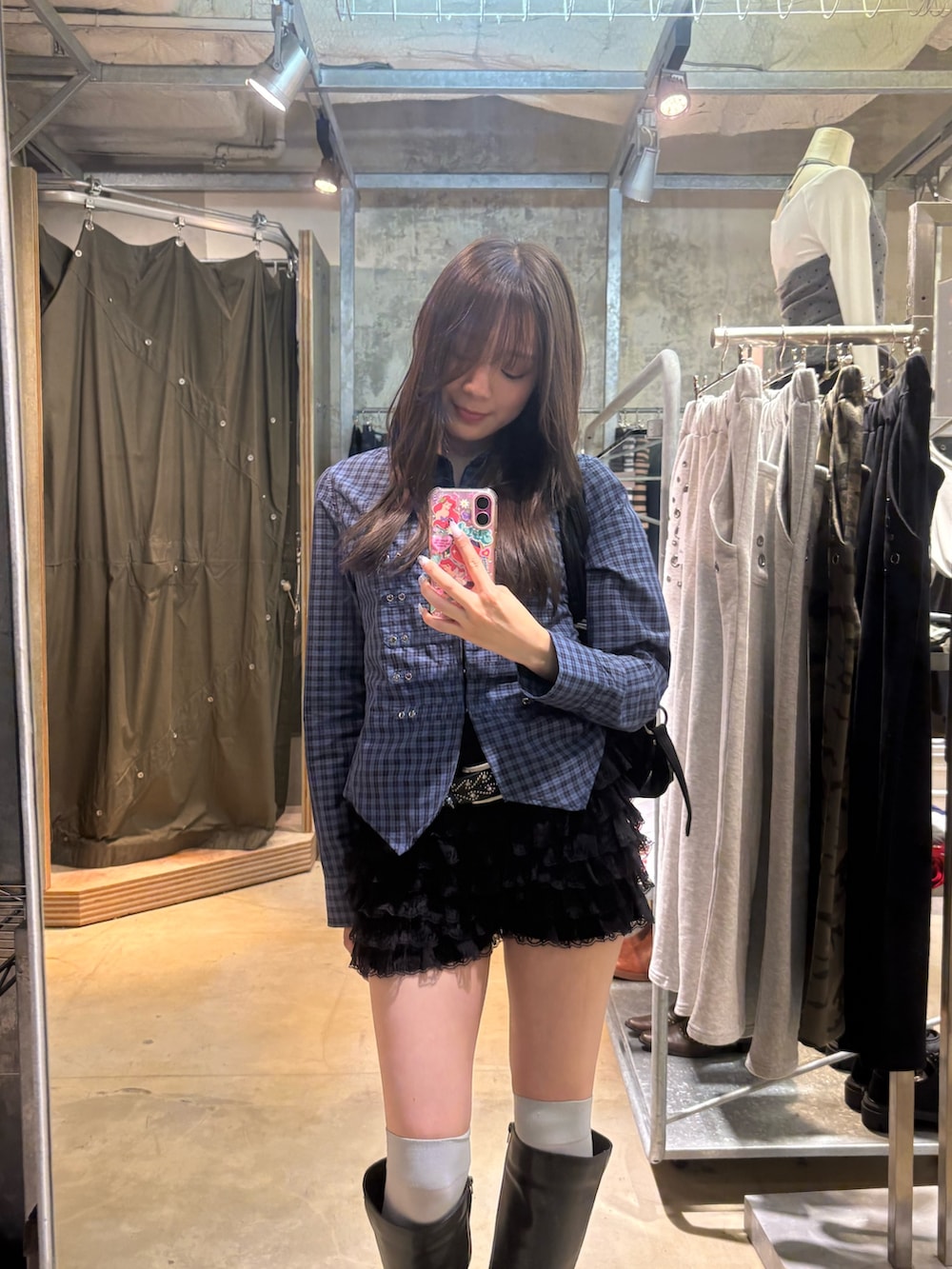 ブルー系のシャツ/ブラウス、ブラック系のその他パンツ、ブラック系のショルダーバッグを着用したレディースの春コーディネートの2枚目の写真