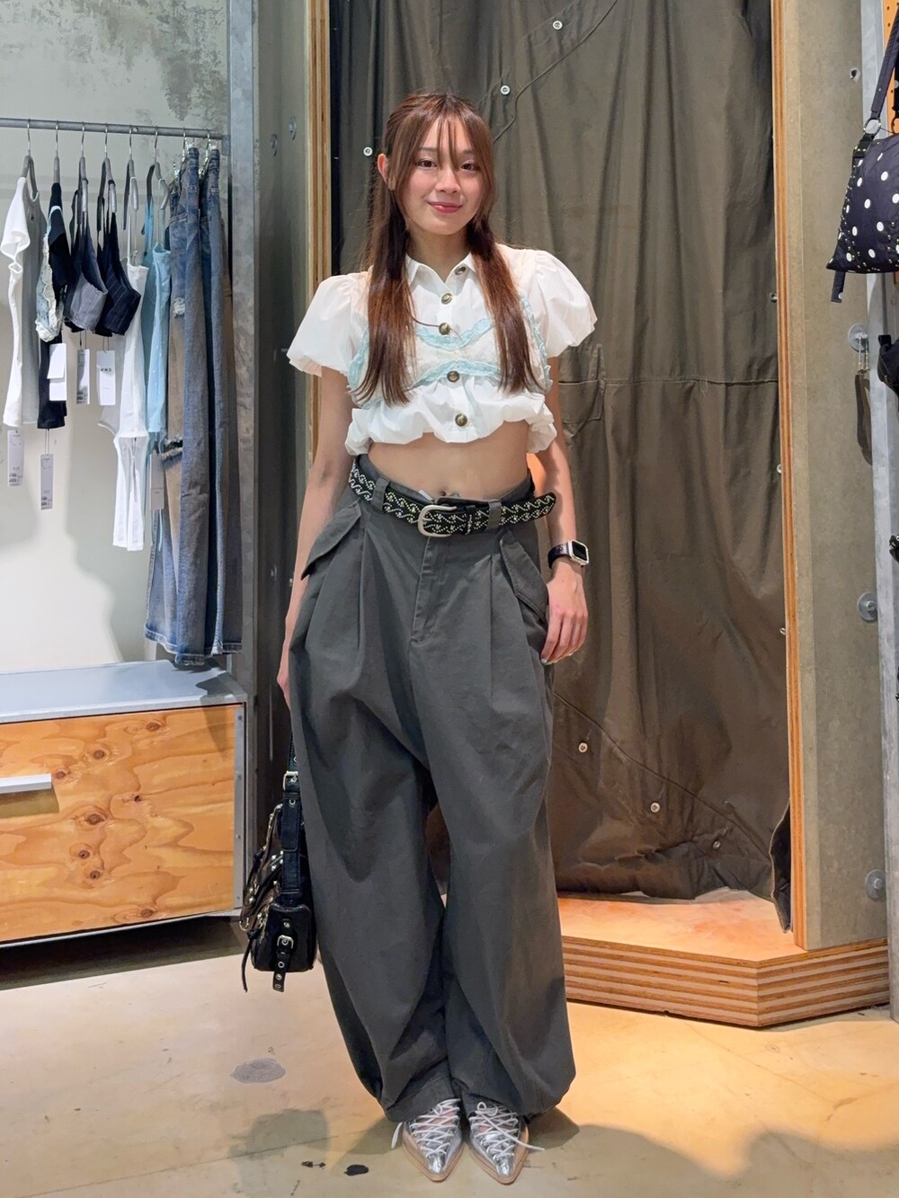ホワイト系のトップス、ホワイト系のトップス、グレー系のパンツを着用したレディースの夏コーディネートの2枚目の写真