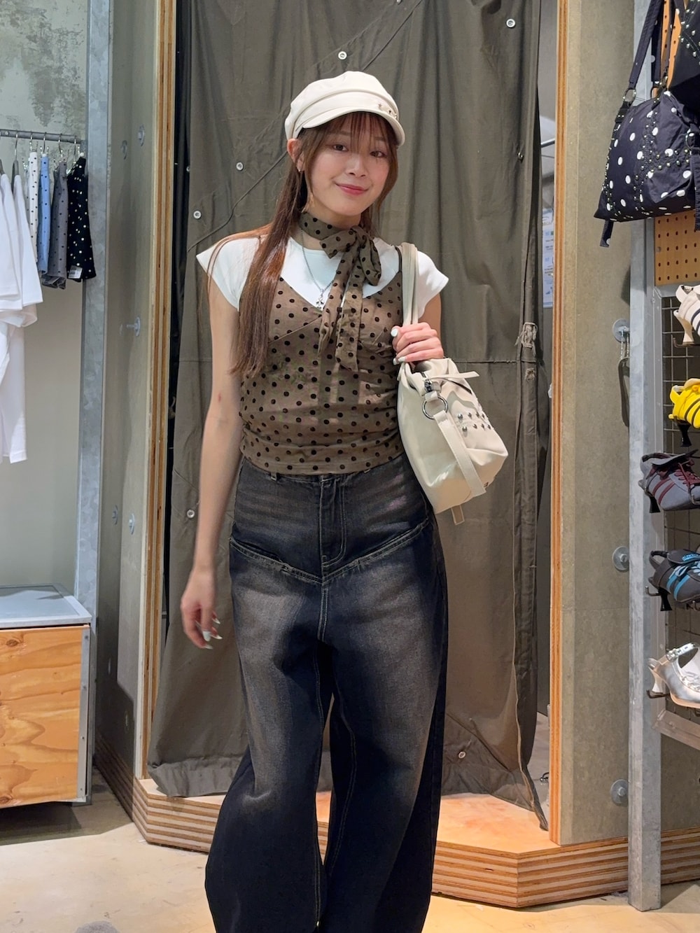 ブラウン系のキャミソール、ホワイト系のTシャツ/カットソー、ブルー系のデニムパンツを着用したレディースの夏コーディネートの2枚目の写真