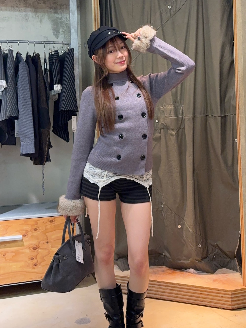 グレー系のニット/セーター、ブラック系のその他パンツ、ブラック系のブーツを着用したレディースの秋コーディネートの2枚目の写真