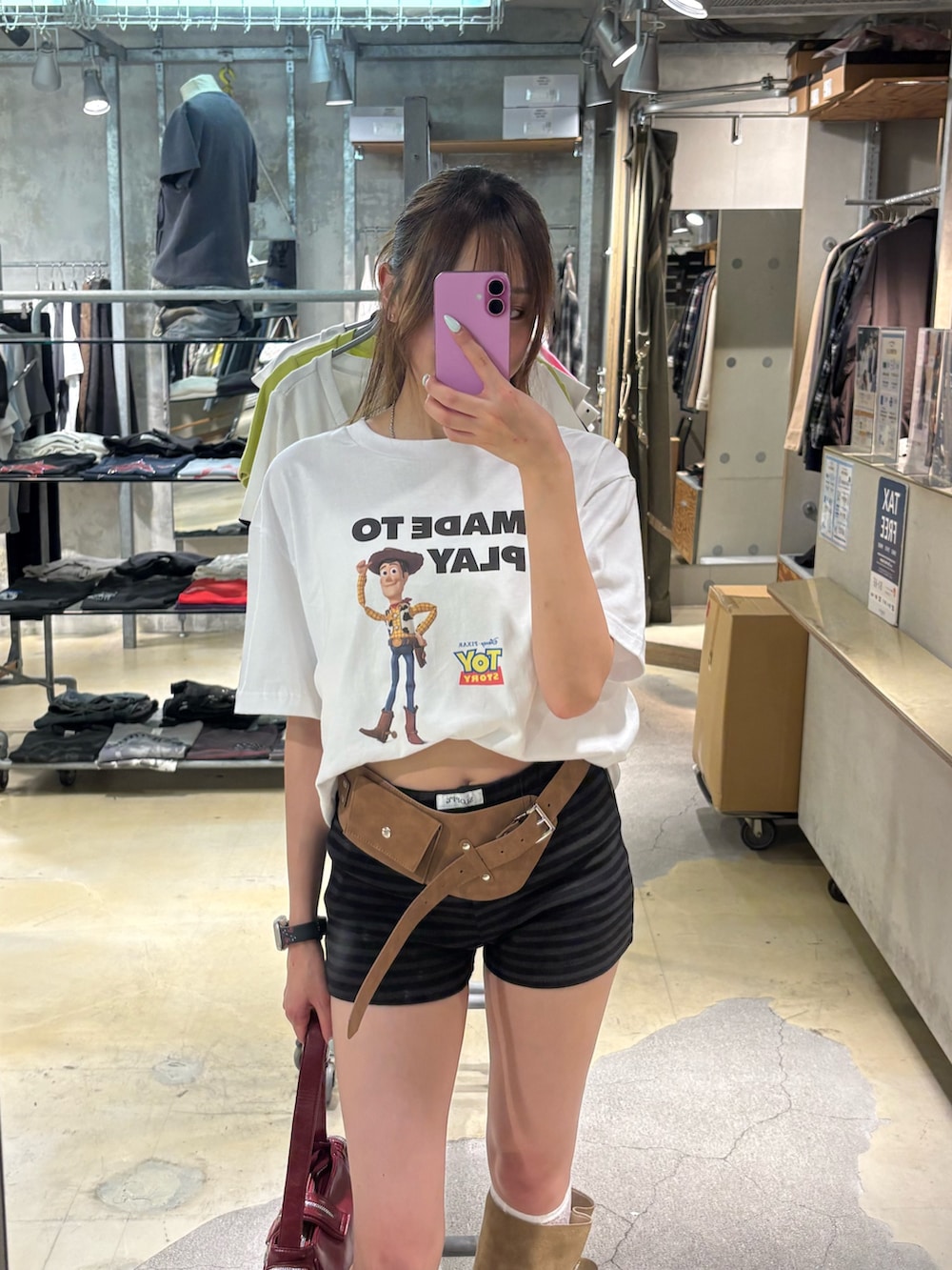 ホワイト系のTシャツ/カットソー、ブラック系のその他パンツ、レッド系のショルダーバッグを着用したレディースの夏コーディネートの2枚目の写真