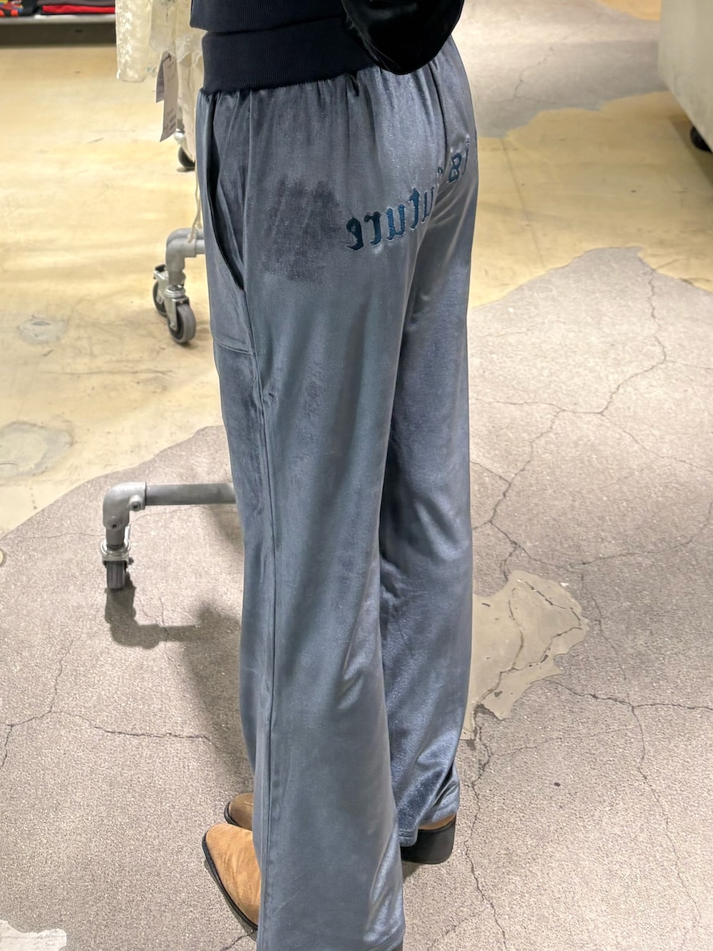 ブルー系のパーカー、ブルー系のその他パンツを着用したレディースの秋コーディネートの3枚目の写真