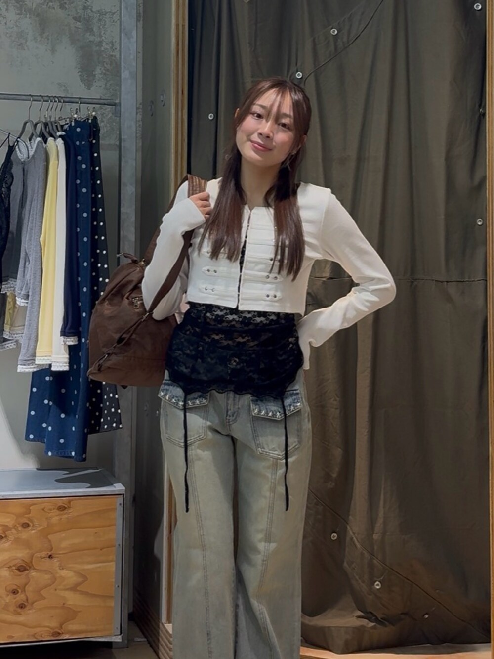 ホワイト系のTシャツ/カットソー、ブラック系のキャミソール、ブラウン系のショルダーバッグを着用したレディースの春コーディネートの2枚目の写真