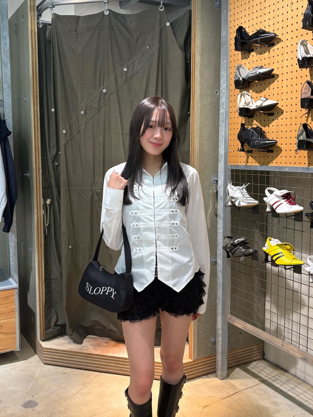 ホワイト系のシャツ/ブラウス、ブラック系のその他パンツ、ブラック系のショルダーバッグを着用したレディースの春コーディネートの2枚目の写真