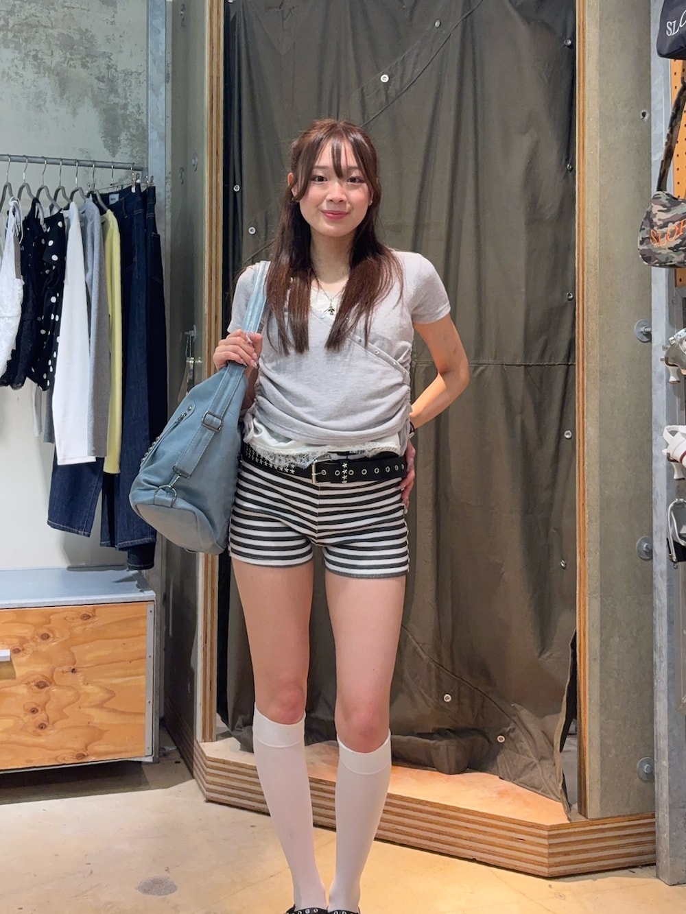 グレー系のTシャツ/カットソー、ホワイト系のその他パンツ、ブルー系のショルダーバッグを着用したレディースの春コーディネートの2枚目の写真