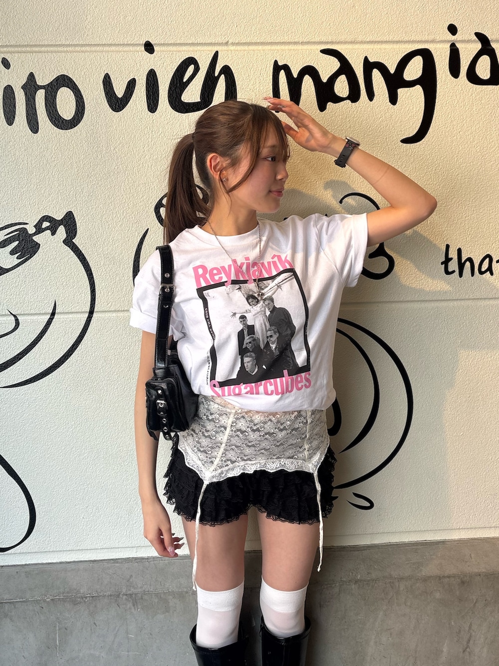 ホワイト系のTシャツ/カットソー、ホワイト系のキャミソール、ブラック系のその他パンツを着用したレディースの春コーディネートの2枚目の写真