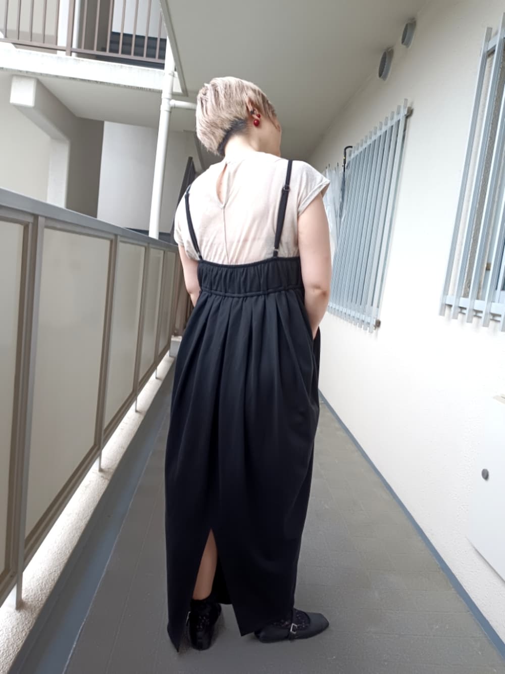 ブラック系のワンピース、ホワイト系のTシャツ/カットソー、グレー系のキャミソールを着用したレディースの春コーディネートの2枚目の写真