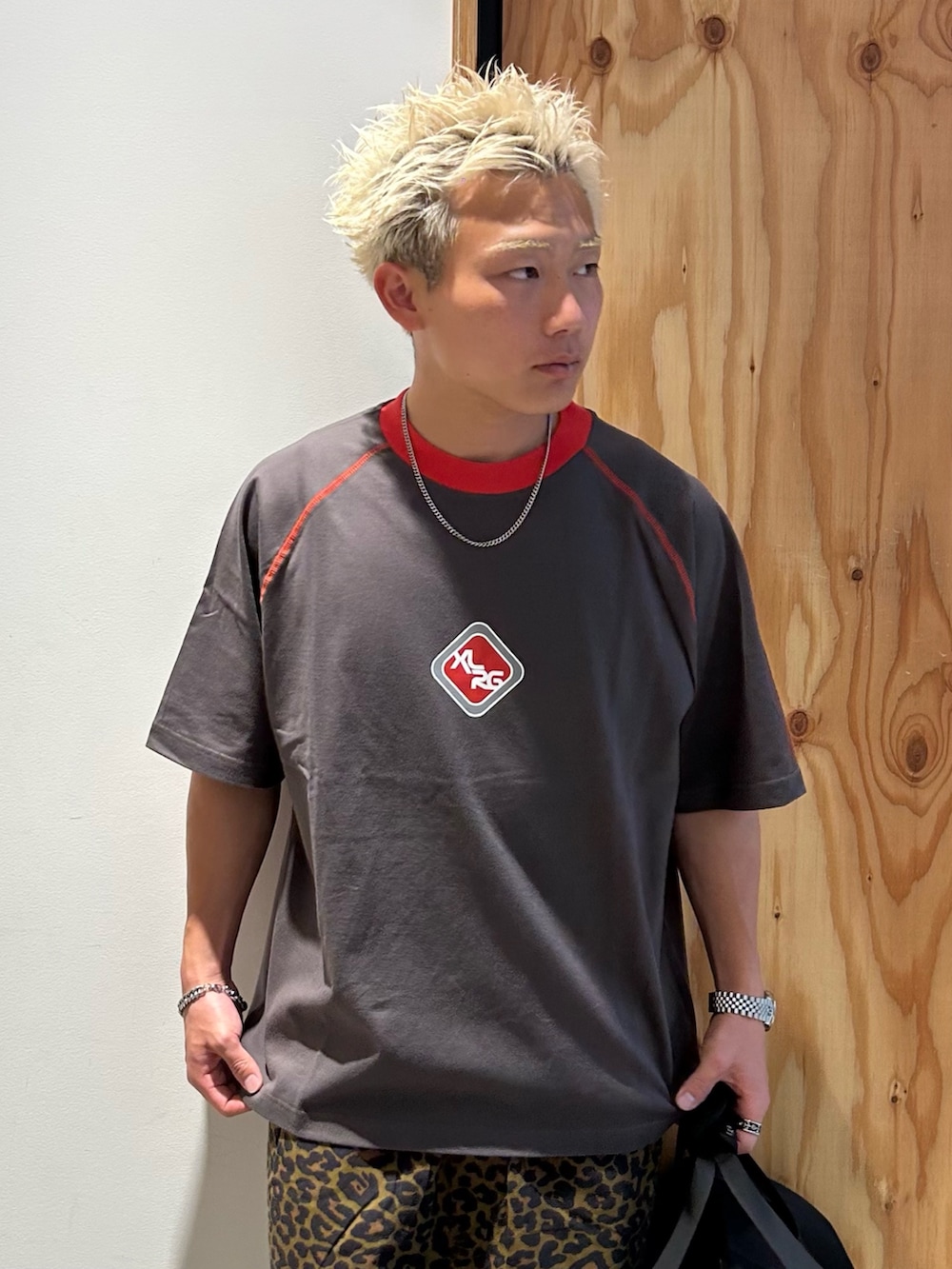 グレー系のTシャツ/カットソー、その他のその他パンツ、ブラック系のボストンバッグを着用したメンズの春コーディネートの3枚目の写真