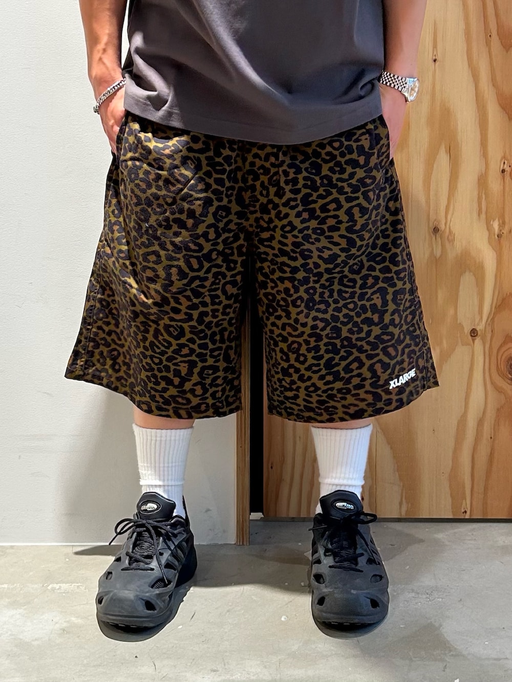 グレー系のTシャツ/カットソー、その他のその他パンツ、ブラック系のボストンバッグを着用したメンズの春コーディネートの4枚目の写真