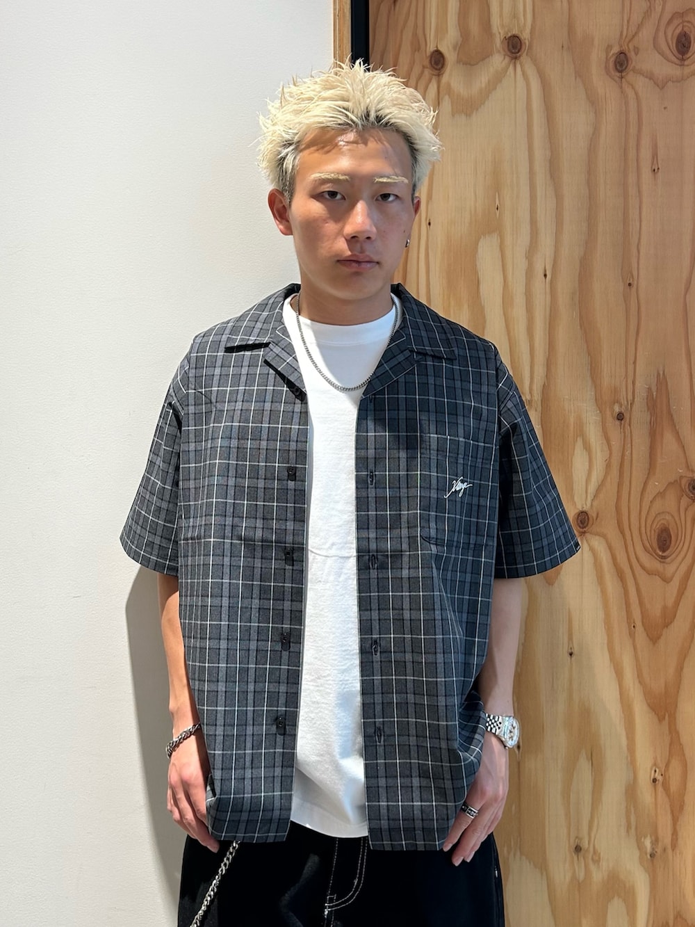 ブラック系のシャツ/ブラウス、ブラック系のデニムパンツ、ホワイト系のTシャツ/カットソーを着用したメンズの春コーディネートの3枚目の写真