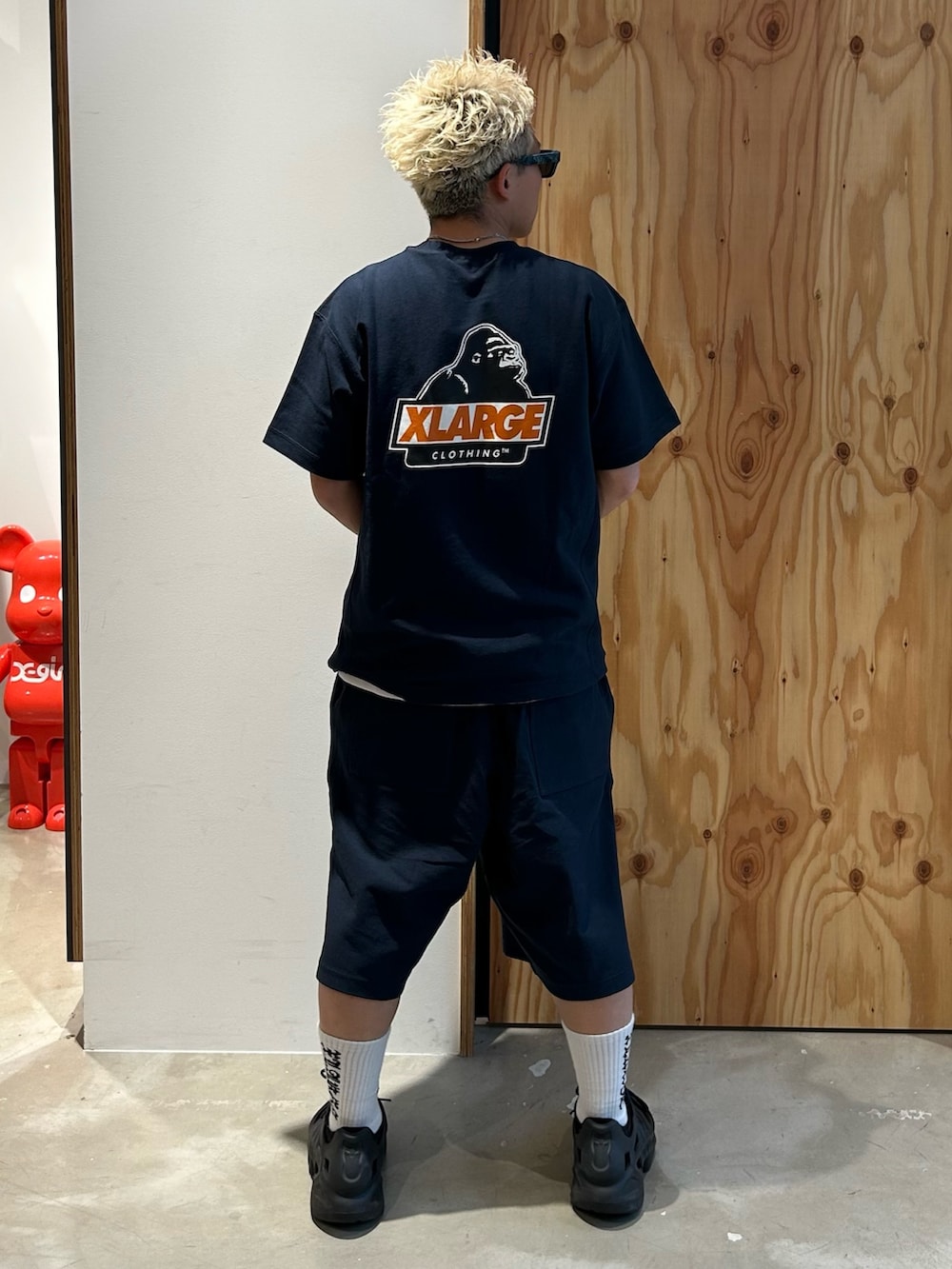 ブルー系のTシャツ/カットソー、ブルー系のスウェットパンツ、グリーン系のサングラスを着用したメンズの春コーディネートの3枚目の写真