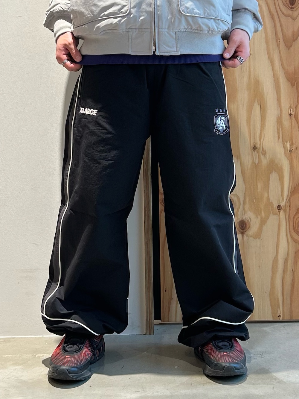 ブラック系のその他パンツ、パープル系のパーカー、グレー系のブルゾンを着用したメンズの春コーディネートの6枚目の写真