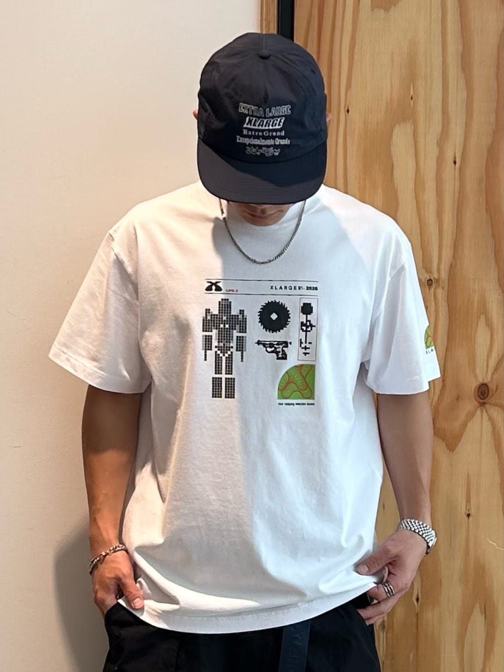 ホワイト系のTシャツ/カットソー、ブラック系のその他パンツ、ブルー系のキャップを着用したメンズの夏コーディネートの3枚目の写真