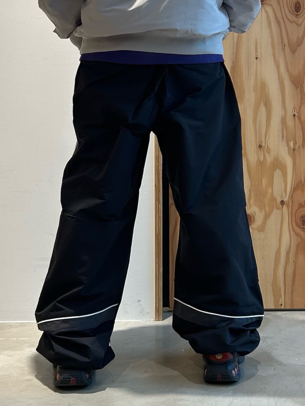 ブラック系のその他パンツ、パープル系のパーカー、グレー系のブルゾンを着用したメンズの春コーディネートの7枚目の写真